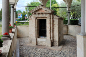 capitello accanto alla Basilica