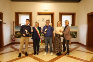 la famiglia Balbinot, proprietaria della cantina Le Manzane, con il sindaco di San Pietro di Feletto, Maria Assunta Rizzo